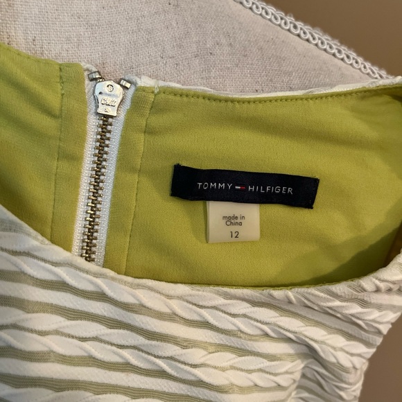 Tommy Hilfiger White Textured Overlaid on Green Lining Sleeveless Dress Size 12 - Picture 4 of 5